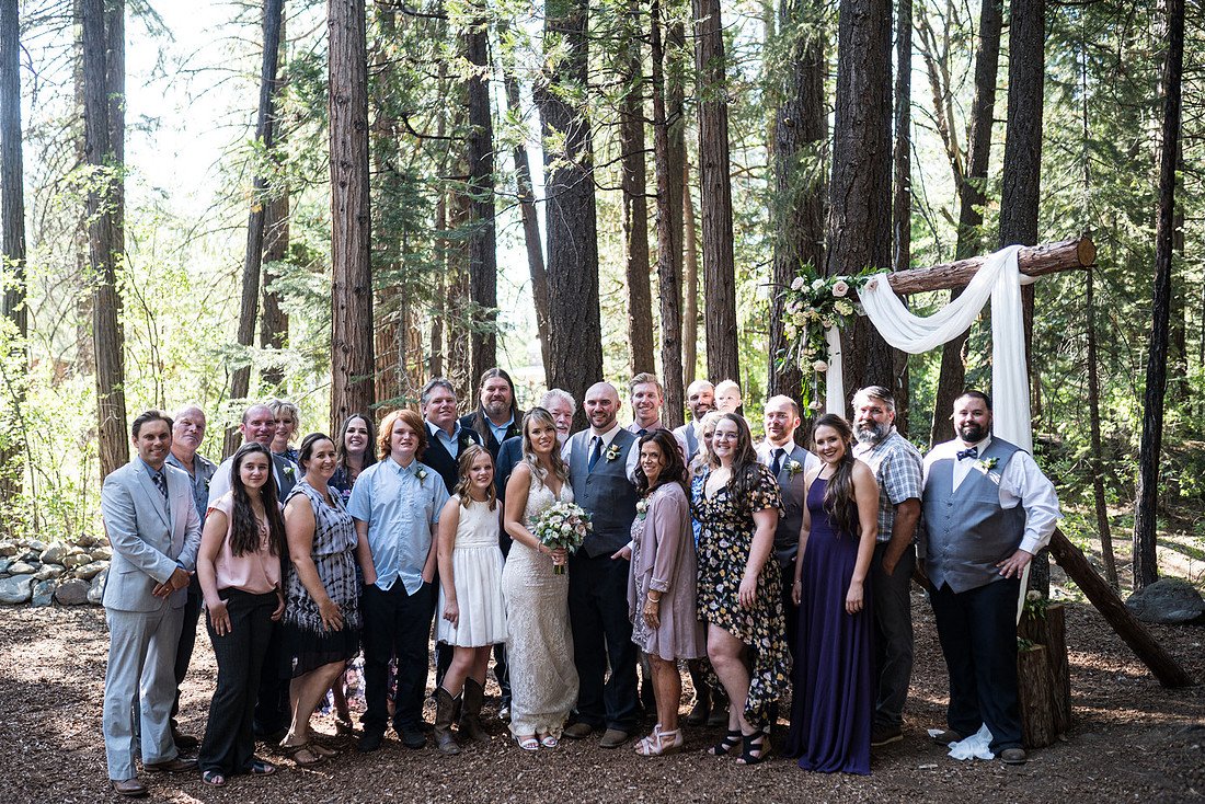 Every guest gathered at the arch for one big photo