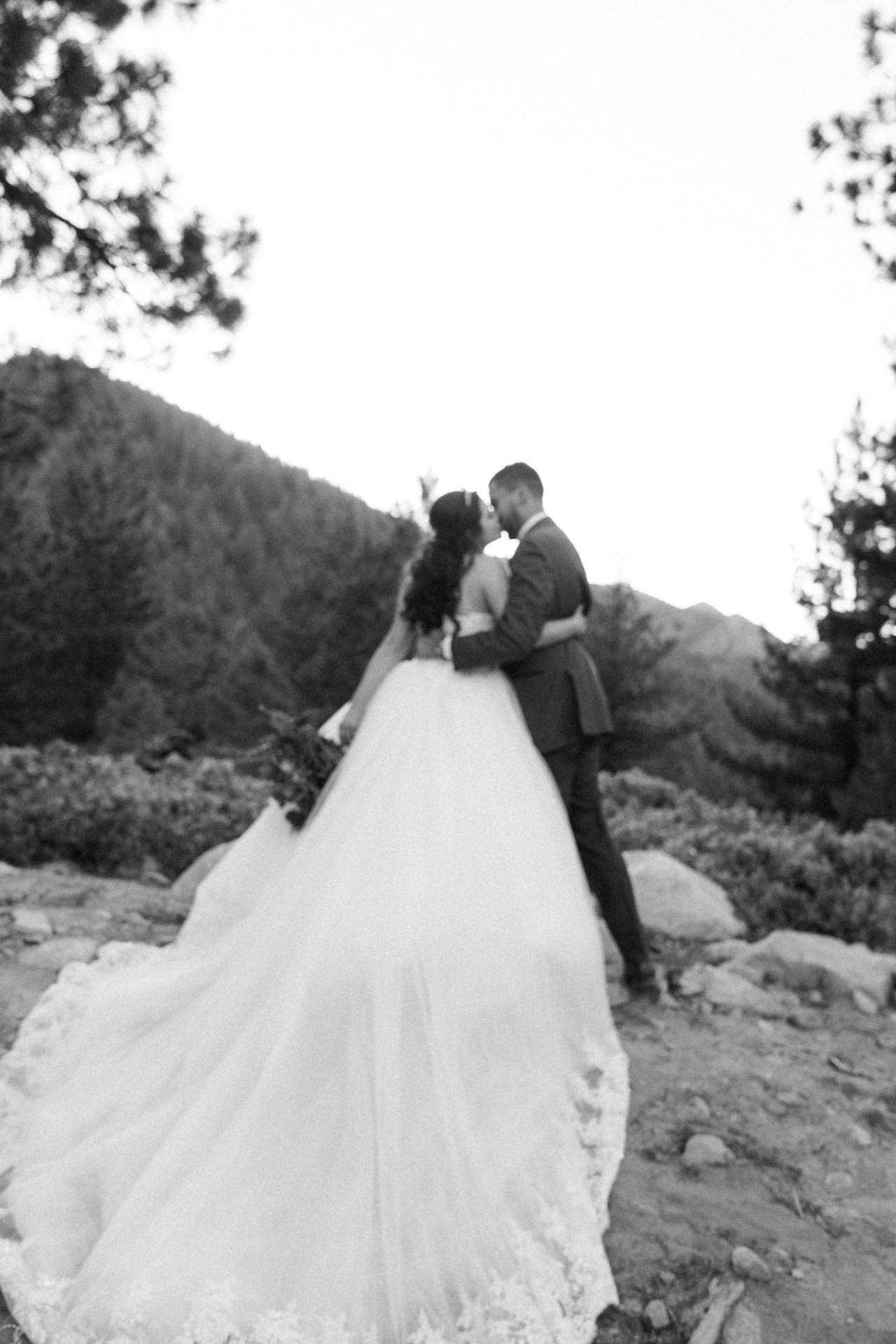 Montse and Jason kiss at the mountain overlook in black and white