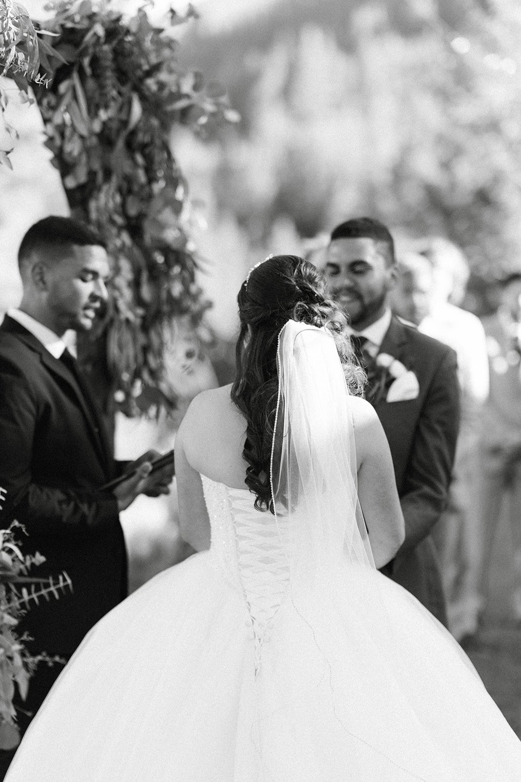 Montse and Jason face each other at the arch, in black and white